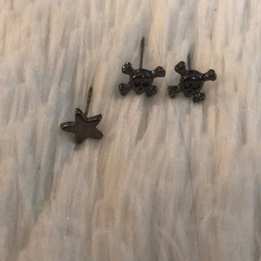 Skull and 1 star earring set